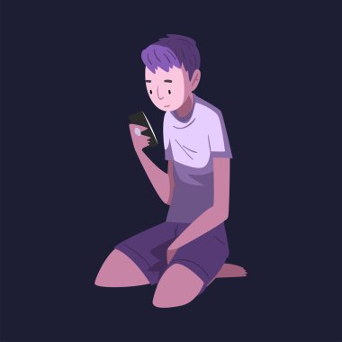 Pijamalı çocuk gece akıllı telefonuyla oturuyor, Guy çevrimiçi video oyunu oynamak için Gadget kullanıyor ya da sosyal ağlarda sohbet ediyor.