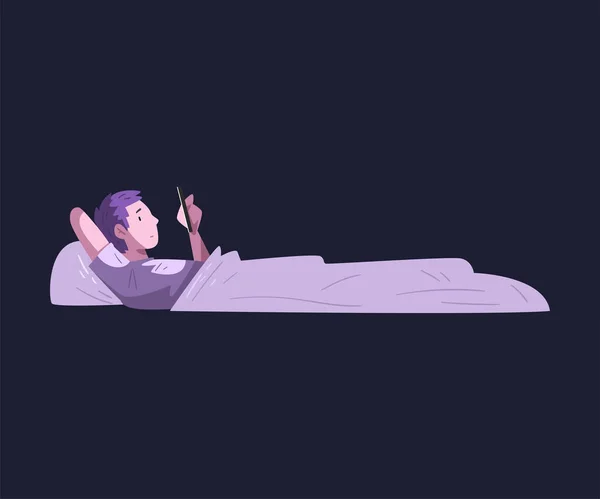 Ragazzo sdraiato nel letto con Smartphone di notte, persona che gioca a videogiochi online o chatta sui social network Cartoon Vector Illustrazione — Vettoriale Stock