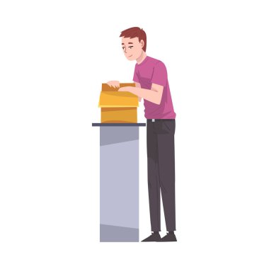 Karton Kutu Paketleyen Genç Adam Karikatür Vektör İllüstrasyonu için Malzemeleri Hazırlıyor