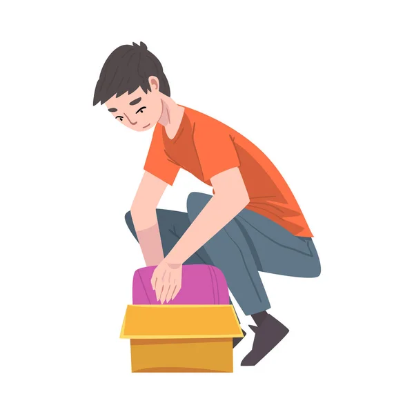 Mladý muž dřepící a balení lepenkové krabice Příprava zboží pro expedici Cartoon Vector Illustration — Stockový vektor