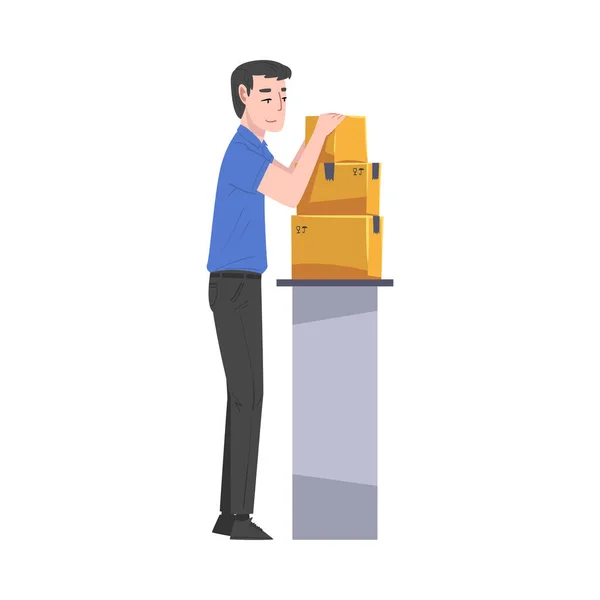 Hombre de pie en la mesa embalaje cajas de cartón preparación de mercancías para el envío ilustración vectorial de dibujos animados — Archivo Imágenes Vectoriales