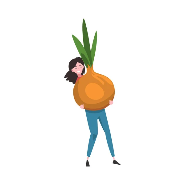 大熟した赤玉ねぎを運ぶ女の子,自然有機野菜ベクトルイラストと女性農家の文字 — ストックベクタ