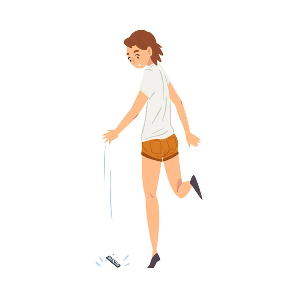 Menina Andando Deixando cair seu Smartphone, Mulher jovem triste com telefone quebrado Cartoon Style Vector Ilustração —  Vetores de Stock