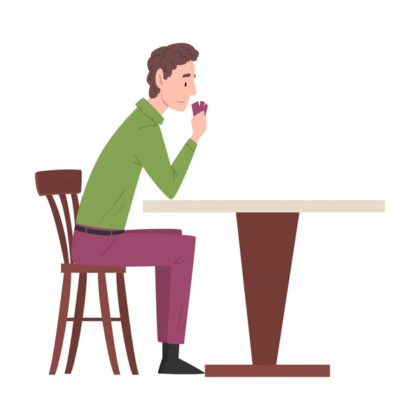 Jonge man zit aan tafel in Cafe, Guy Drinken Koffie en ontspannen in Coffeehouse of Coffee Shop Vector Illustratie — Stockvector