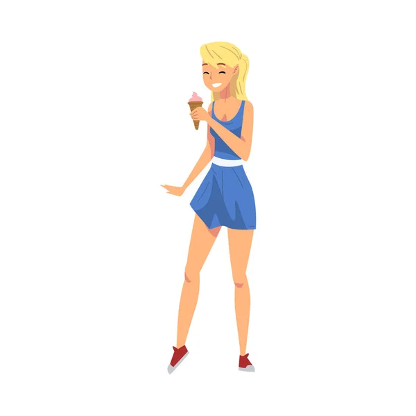 Mujer joven relajada comiendo helado, personaje femenino usando vestido azul corto disfrutando de sus vacaciones de ocio, vacaciones de verano e ilustración vectorial de dibujos animados itinerantes — Archivo Imágenes Vectoriales