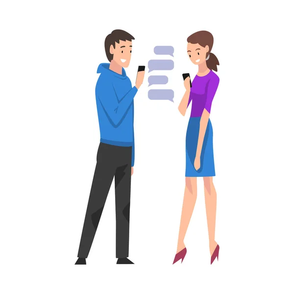Mladý muž a žena stojící s chytrými telefony, pár kloboučnictví přes internet pomocí digitální gadgets vektorové ilustrace — Stockový vektor