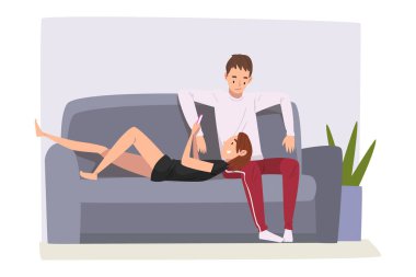 Evdeki Koltukta Oturan Neşeli Çift, Erkek ve Kadın Karakterler Evde Birlikte Zaman Geçiriyorlar, Kız Akıllı Telefon Vektör İllüzyonu