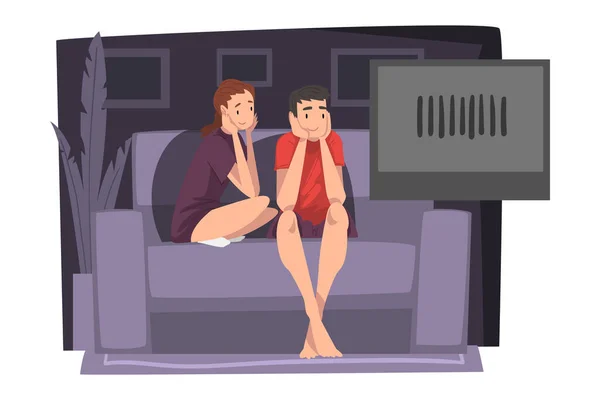 Пара просмотров фильма вместе на диване, молодой человек и женщина проводят время на домашней векторной иллюстрации — стоковый вектор