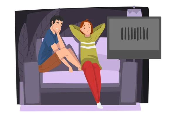 Пара просмотров фильма вместе, сидя на диване, молодой человек и женщина расслабляются на домашней векторной иллюстрации — стоковый вектор