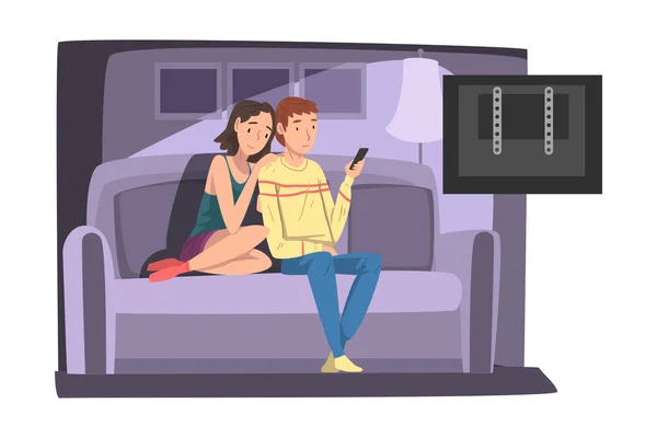 Pár v lásce sedí na pohovce a sledování televize, Mladý muž a žena tráví čas společně doma vektorové ilustrace — Stockový vektor