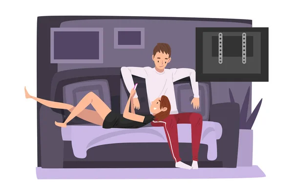 Par sitter på mysiga soffan och tittar på TV, Ung Man och kvinna tillbringar tid tillsammans hemma, Flicka Använda Smartphone Vector Illustration — Stock vektor