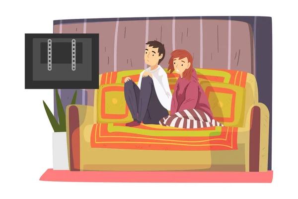 Casal entediado sentado no sofá acolhedor assistindo TV, personagens masculinos e femininos bonitos passando tempo juntos, ficando em casa ilustração vetorial — Vetor de Stock