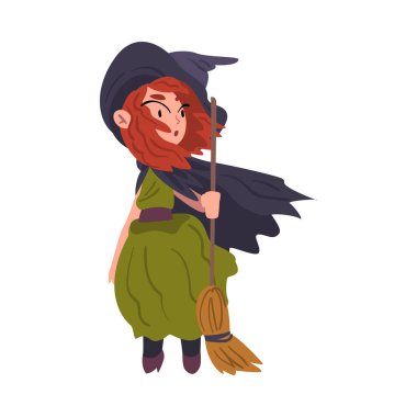 Kızıl Saçlı Cadı Süpürgeyle Bekleyen Yeşil Elbise ve Şapka Giyen Şirin Cadılar Bayramı Çizgi Filmi Karakteri Vektör Çizimi