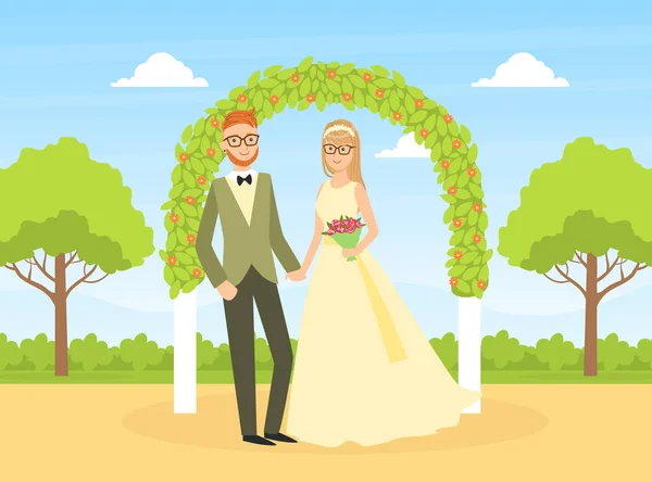 Huwelijksceremonie, Gelukkige paar pasgetrouwden die achter de bloemenboog op de natuur staan Flat Vector Illustration — Stockvector