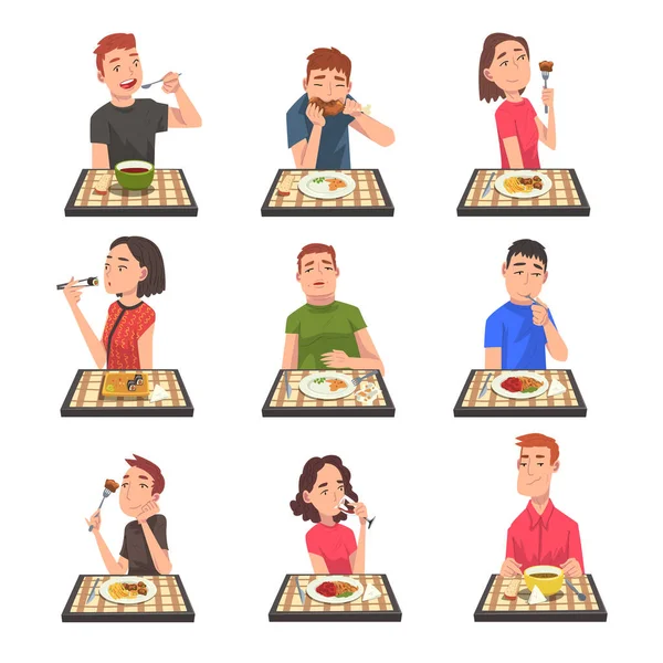 Personas comiendo diferentes comidas, hombres y mujeres sentados en mesas con mantel a cuadros disfrutando de la comida deliciosa Vector Ilustración — Vector de stock