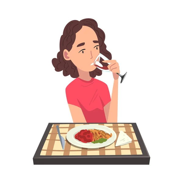Giovane donna mangiare delizioso pasto e bere vino, allegra ragazza seduta a tavola con tovaglia a scacchi godendo di mangiare delizioso cibo cartone animato illustrazione vettoriale — Vettoriale Stock