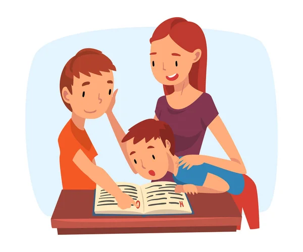 Мать учит сыновей, помогает сыновьям с домашним трудом и проводит урок в учебнике "Вектор домашнего обучения". — стоковый вектор