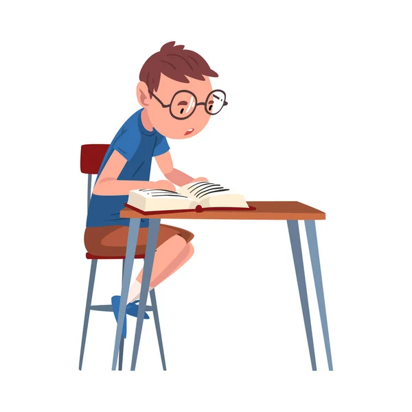 Schattige Schooljongen Zittend aan Bureau en Leesboek, Jongen Studeren Thuis Cartoon Vector Illustratie — Stockvector