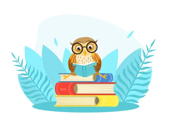 Wise Owl Bird Character in Glasses Sitting on Pile of Books, Back to School Concept Cartoon Style Εικονογράφηση διάνυσμα — Διανυσματικό Αρχείο