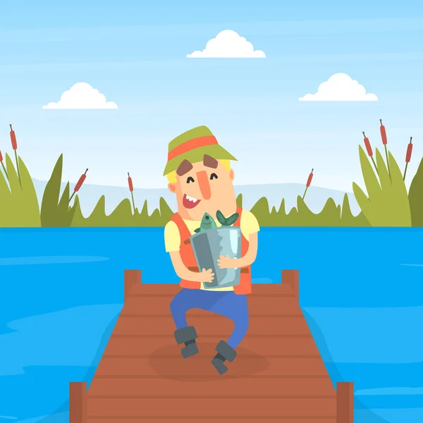 釣れた魚の漫画ベクトルイラストと木製の桟橋保持金属バケツに立つ幸せな漁師のキャラクター — ストックベクタ