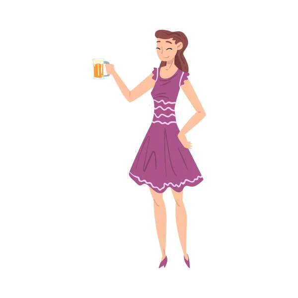 En full ung kvinne med mugg av øl i hendene, en glad full jente med Purple Dress Walking Cartoon Style Illustrasjon – stockvektor