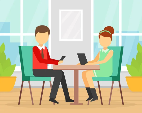 젊은 남자와 여자가 카페 테이블에 앉아 있는 동안 스마트폰을 사용하는 모습 , Gadget Addiction Concept Cartoon Vector Illustration — 스톡 벡터