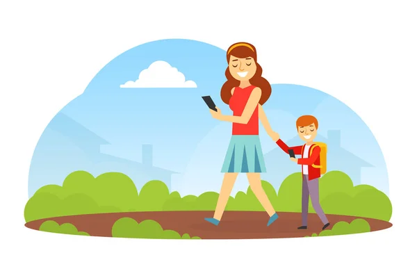 Mujer sonriente y su hijo usando teléfonos celulares mientras camina por el parque, mujer joven que lleva al estudiante a la escuela, concepto de adicción a los gadgets ilustración vectorial de dibujos animados — Vector de stock