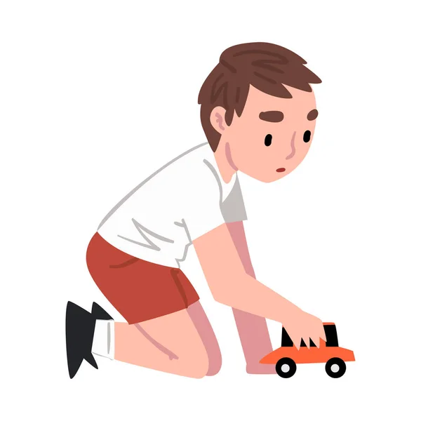 Счастливый мальчик, сидящий на полу, играющий с игрушечным автомобильным мультфильмом — стоковый вектор