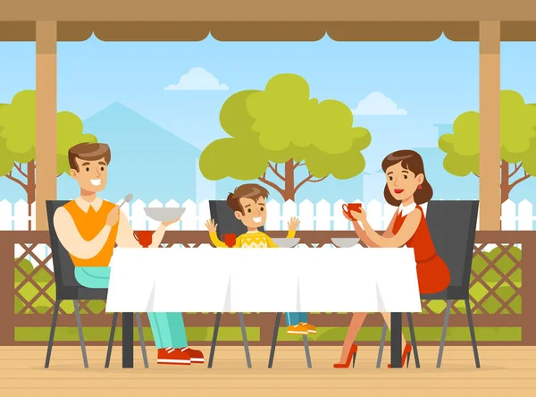 Aile Terasta Akşam Yemeği, Anne, Baba ve Oğul Masada Oturuyor ve Açık havada Yemek Çizgi Filmlerinde Vektör İllüzyonu — Stok Vektör