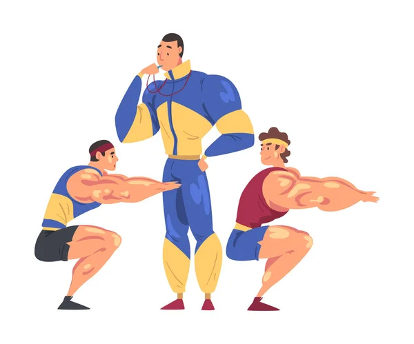 Sportive Muscular Men Doing Squats, Mężczyzna Trener Trener Postać Gwizdać je, Fizyczny trening w siłowni Styl Cartoon Wektor Ilustracja — Wektor stockowy