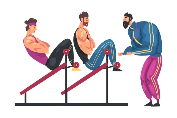 Sportowe muskularne mężczyźni robi Abs na brzuchu Crunch Bench, Mężczyzna trener trener znaków motywujących ich, Fizyczny trening w siłowni Cartoon Style Wektor Ilustracja — Wektor stockowy