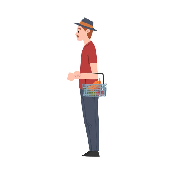 Mann mit Retro-Fedora-Hut steht mit Warenkorb, Kerl Einkaufen Lebensmittel in Einkaufszentrum oder Supermarkt Cartoon Style Vector Illustration — Stockvektor