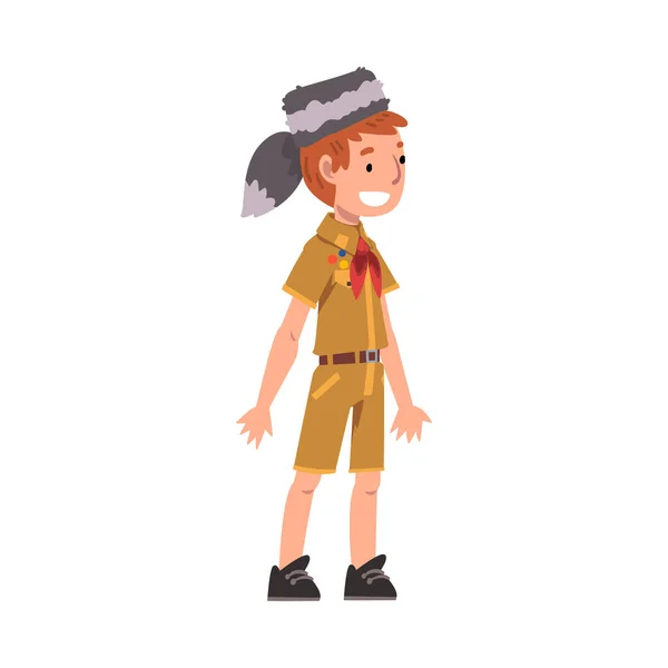 Söt leende Scout Boy, Scouting Kid Character Bär Uniform, Neckerchief och Coonskin Cap, Sommarläger Aktiviteter vektor Illustration — Stock vektor
