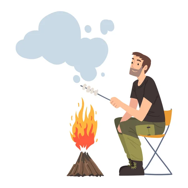 夏の冒険旅行漫画スタイルベクトルイラストボンファイアローストマシュマロの近くに座って男 — ストックベクタ