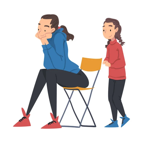 Famille ayant un voyage de camping, Maman assise sur une chaise pliante Fille debout à côté de son dessin animé Illustration vectorielle style — Image vectorielle