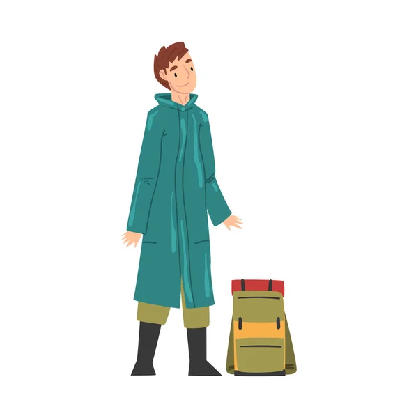 Männlicher Touristencharakter, Mann im Regenmantel mit Rucksack, Sommer-Abenteuerreise Cartoon-Vektor-Illustration — Stockvektor