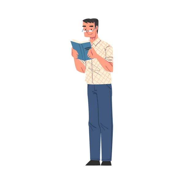 Jovem em óculos de leitura Livro em pé, Personagem Estudantil Masculino Estudando ou Preparando para Exame, Amante do Livro, Literatura Fan Cartoon Style Vector Illustration — Vetor de Stock