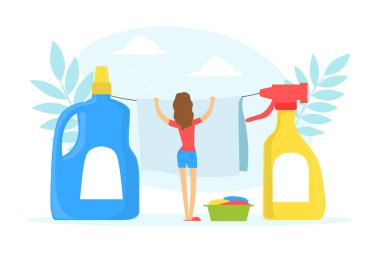 Kuru Giysilere Asılmış Tiny Young Woman, Temiz Giysiler ve Deterjan Şişeleriyle Çamaşır Süreci,