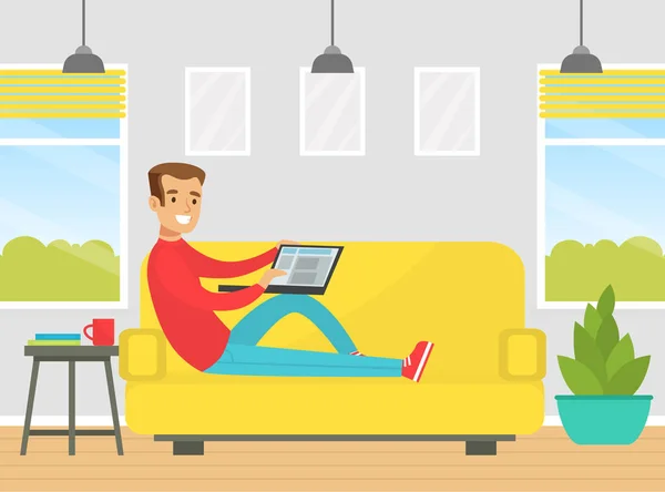 Guy sitzt auf dem Sofa mit Laptop-Computer, Freiberufler, E-Learning, Remote-Arbeitskonzept Flat Vector Illustration — Stockvektor