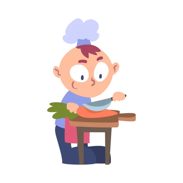 Jongen chef-kok snijden wortel met mes, schattig kind kookplaat karakter dragen witte hoed en schort koken heerlijk eten op keuken cartoon stijl vector illustratie — Stockvector