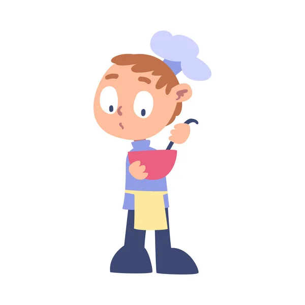 Boy Chef Cook Holdig Bowl s naběračkou, roztomilé dítě profesionální kuchař postava nosit bílý klobouk a zástěra vaření lahodné jídlo na kuchyňské karikatury styl vektorové ilustrace — Stockový vektor