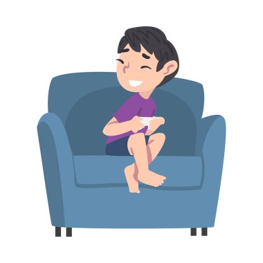 Joystick 'le koltukta oturan gülümseyen çocuk, bilgisayar oyunu oynayan ergen çocuk çizgi film sunucusu illüstrasyonu