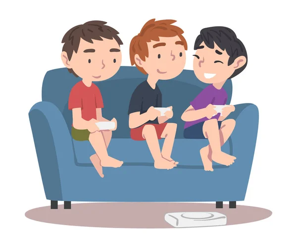 Ragazzi seduti sul divano a giocare al video gioco, i bambini si divertono insieme con Computer Gaming Cartoon Style Vector Illustrazione — Vettoriale Stock