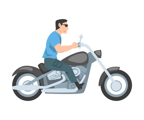 Man Riding Motocicleta, Vista lateral do personagem de motociclista masculino condução de moto Cartoon Style Vector Ilustração — Vetor de Stock