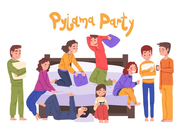 Copii drăguți care se distrează la petrecerea în somn, băieți și fete care stau pe pat purtând pijamale în stil desene animate Ilustrație vectorială — Vector de stoc