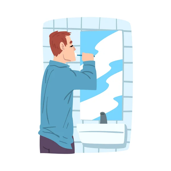Mies seisoo peilin edessä ja harjaamalla hampaansa kylpyhuoneessa, liikemies tai toimistotyöntekijä Päivittäinen rutiini Sarjakuva Style Vector Illustration — vektorikuva