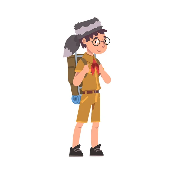Скаутский мальчик с рюкзаком, скаутский персонаж носит униформу, платок и шапку из енотовой кожи, Векторная иллюстрация деятельности летнего лагеря — стоковый вектор
