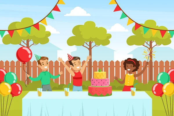 Lindo chico celebrando cumpleaños con sus amigos al aire libre, lindo chicos y chicas divirtiéndose y comiendo pastel festivo en el patio trasero Dibujos animados Vector Ilustración — Archivo Imágenes Vectoriales