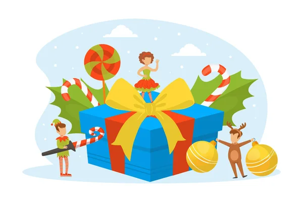 Bonito crianças minúsculas comemorando feriado vestindo trajes de máscaras, Feliz Natal e Feliz Ano Novo Cartoon Vector Ilustração — Vetor de Stock