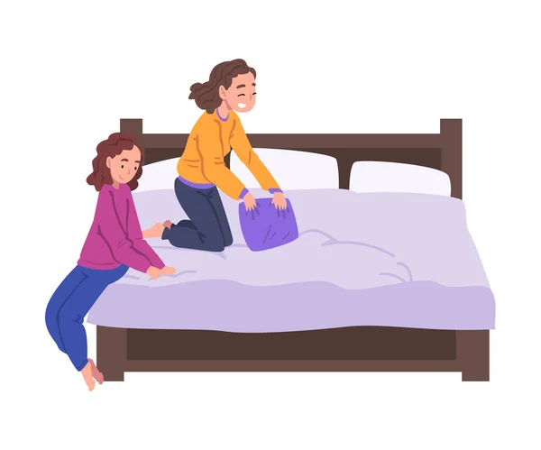 Fiesta de madera, chicas lindas en pijama jugando lucha de almohadas en la cama Dibujos animados Estilo Vector Ilustración — Vector de stock